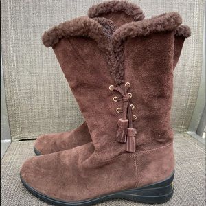 Size 8.5 Ralph Lauren suede/shearling boots.